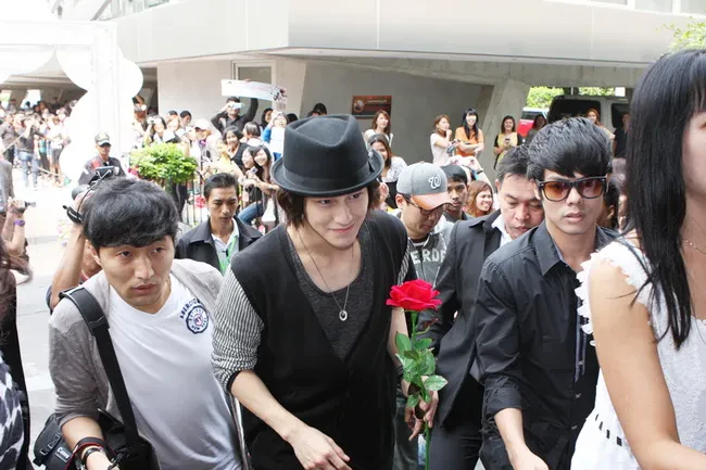 พระเอกเกาหลี “คิม บอม” ได้เข้าพบคุณรัตน์และร่วมถ่ายภาพ