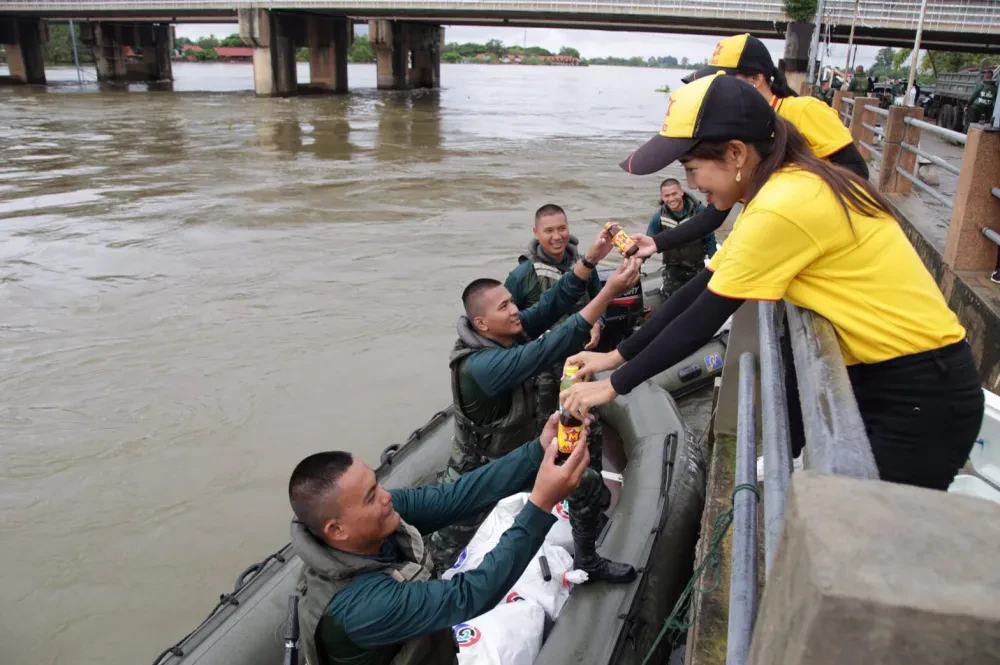 โอสถสภาร่วมส่งพลังช่วยน้ำท่วมอุบลราชธานี