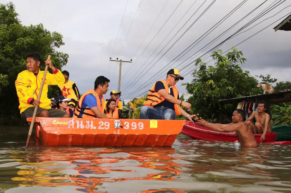 โอสถสภาร่วมส่งพลังช่วยน้ำท่วมอุบลราชธานี