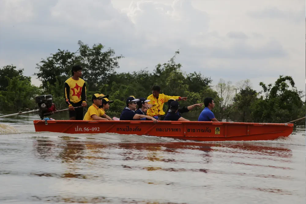 โอสถสภาร่วมส่งพลังช่วยน้ำท่วมอุบลราชธานี