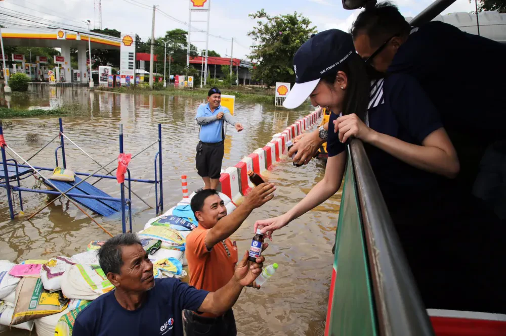 โอสถสภาร่วมส่งพลังช่วยน้ำท่วมอุบลราชธานี