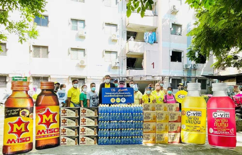 โอสถสภา ร่วมสนับสนุนการสร้างภูมิคุ้มกันแห่งชาติ ส่งทัพพนักงานจิตอาสา มอบเครื่องดื่มเพื่อสุขภาพและเครื่องดื่มผสมสมุนไพรกว่า 2 ล้านขวด ให้ทีมนักรบชุดขาวและประชาชน ณ จุดบริการนอกโรงพยาบาล และชุมชนทั่ว กทม.