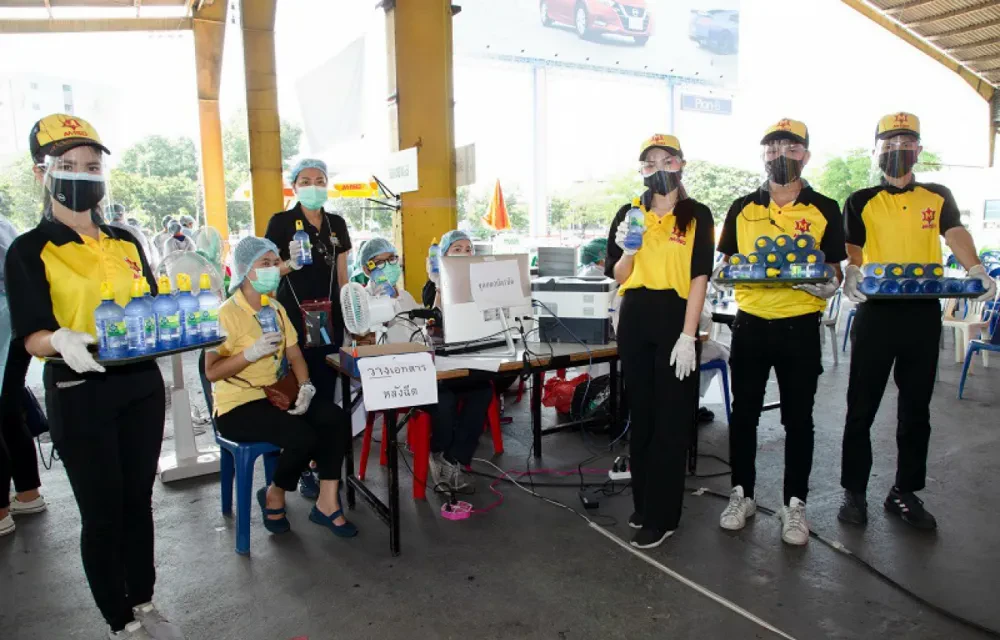 โอสถสภา ร่วมสนับสนุนการสร้างภูมิคุ้มกันแห่งชาติ ส่งทัพพนักงานจิตอาสา มอบเครื่องดื่มเพื่อสุขภาพและเครื่องดื่มผสมสมุนไพรกว่า 2 ล้านขวด ให้ทีมนักรบชุดขาวและประชาชน ณ จุดบริการนอกโรงพยาบาล และชุมชนทั่ว กทม.