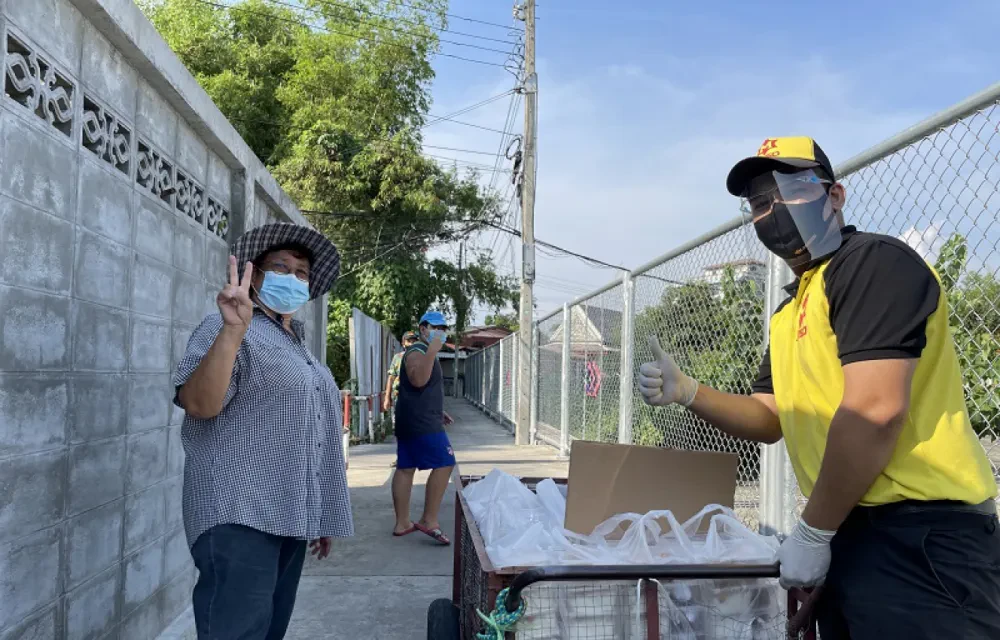 โอสถสภา ร่วมสนับสนุนการสร้างภูมิคุ้มกันแห่งชาติ ส่งทัพพนักงานจิตอาสา มอบเครื่องดื่มเพื่อสุขภาพและเครื่องดื่มผสมสมุนไพรกว่า 2 ล้านขวด ให้ทีมนักรบชุดขาวและประชาชน ณ จุดบริการนอกโรงพยาบาล และชุมชนทั่ว กทม.