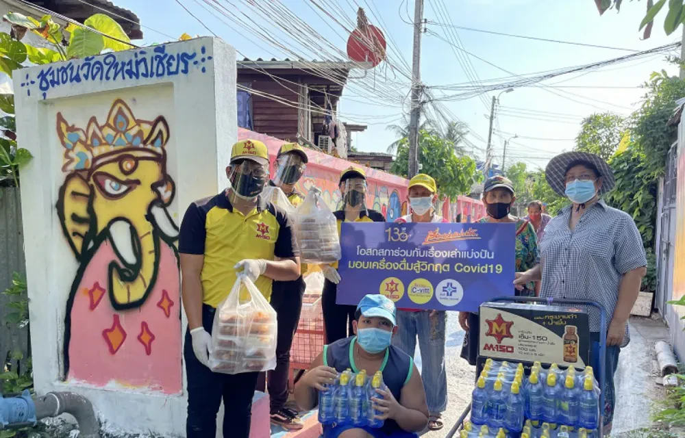 โอสถสภา ร่วมสนับสนุนการสร้างภูมิคุ้มกันแห่งชาติ ส่งทัพพนักงานจิตอาสา มอบเครื่องดื่มเพื่อสุขภาพและเครื่องดื่มผสมสมุนไพรกว่า 2 ล้านขวด ให้ทีมนักรบชุดขาวและประชาชน ณ จุดบริการนอกโรงพยาบาล และชุมชนทั่ว กทม.