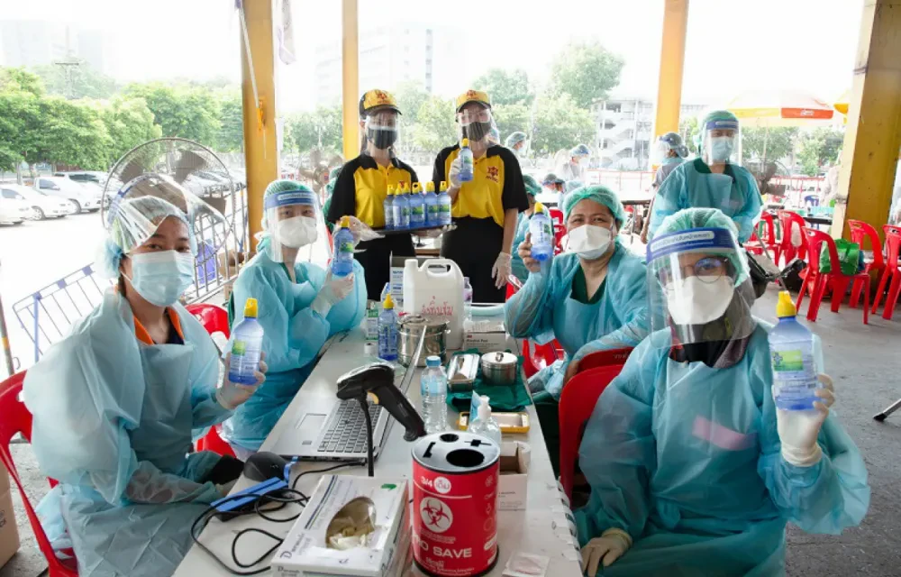 โอสถสภา ร่วมสนับสนุนการสร้างภูมิคุ้มกันแห่งชาติ ส่งทัพพนักงานจิตอาสา มอบเครื่องดื่มเพื่อสุขภาพและเครื่องดื่มผสมสมุนไพรกว่า 2 ล้านขวด ให้ทีมนักรบชุดขาวและประชาชน ณ จุดบริการนอกโรงพยาบาล และชุมชนทั่ว กทม.