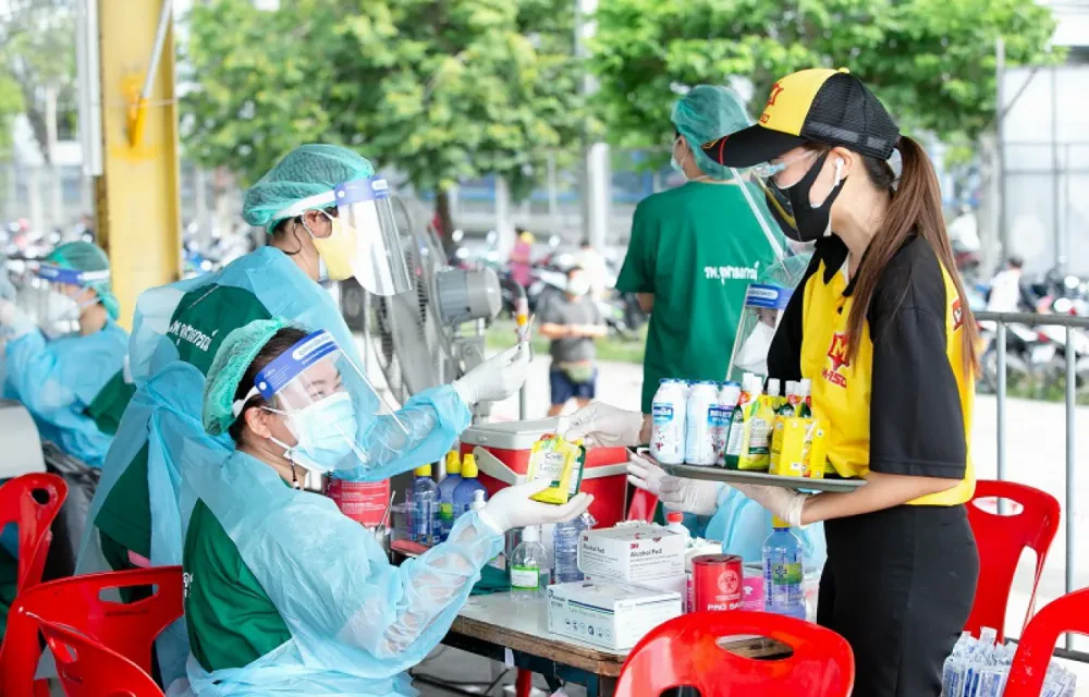 โอสถสภา ร่วมสนับสนุนการสร้างภูมิคุ้มกันแห่งชาติ ส่งทัพพนักงานจิตอาสา มอบเครื่องดื่มเพื่อสุขภาพและเครื่องดื่มผสมสมุนไพรกว่า 2 ล้านขวด ให้ทีมนักรบชุดขาวและประชาชน ณ จุดบริการนอกโรงพยาบาล และชุมชนทั่ว กทม.