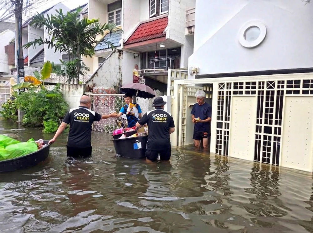 โอสถสภารวมพลังจิตอาสาช่วยผู้ประสบภัยน้ำท่วม ดูแลชุมชนบางกะปิและพนักงานในพื้นที่กรุงเทพฯ–อยุธยา พร้อมสนับสนุนการฟื้นฟูหลังน้ำลด