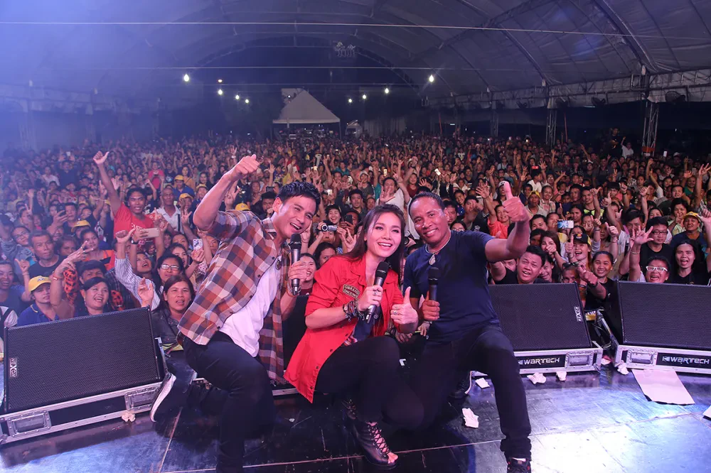 เอ็ม-150 จัด “มหกรรมคอนเสิร์ต M-150 ลูกทุ่งซุปเปอร์โชว์”ฟรี พร้อมแจกเครื่องดื่มกว่า 100,000 ขวด แทนคำขอบคุณเหล่านักสู้ใจเกินร้อย ในวันแรงงานแห่งชาติ 2561 ที่ลานคนเมือง